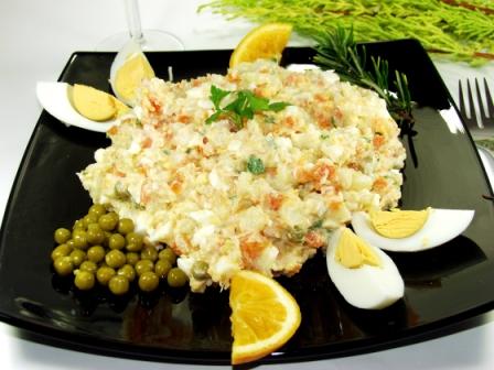 bramborový salát s vařenými vejci na černém talíři