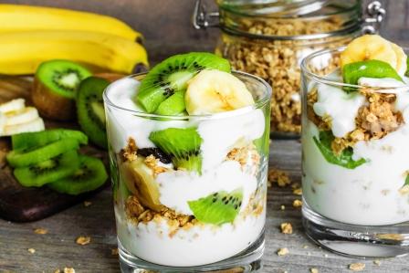 domácí jogurt s granolou, kiwi, banánem a ořechmi - zdravá svačina