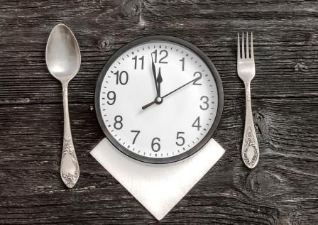 hodiny medzi příborem namísto talíře - pravidelnost při hubnutí
