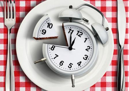 koncept správneho časovaní jídel při hubnutí - budík na talíři
