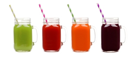 ovocne nápoje stavy v poharoch - zelena paradajkova mrkvová a cviklova