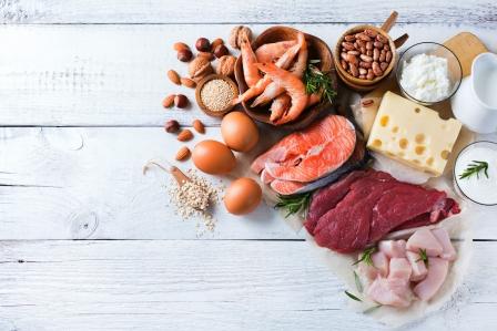 potraviny s obsahom bielkovin - maso, losos, syr, mlieko, fazula, vajce