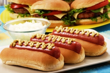 prekyslujuce potraviny hotdogy a hamburgery