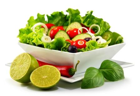 vegetariánsky zeleninový salát v bílé misce a chilli s limetkou