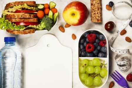 zdravá fitness strava - ovocí,cereálie, ořechy, voda, sendvič, zelenina