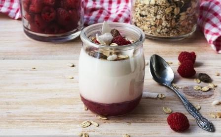 zdravé svačina - jogurt s granolou a malinami v pohári
