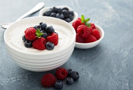 zdravý grécky jogurt s ovocím - borúvky a maliny