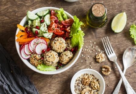 zeleninový salát - koncept zdravé stravy a svačiny během hubnutí